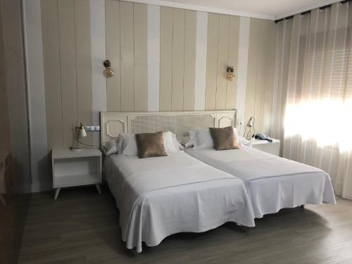 Habitación triple con balcón del hotel Marqués De Santillana. Foto 9