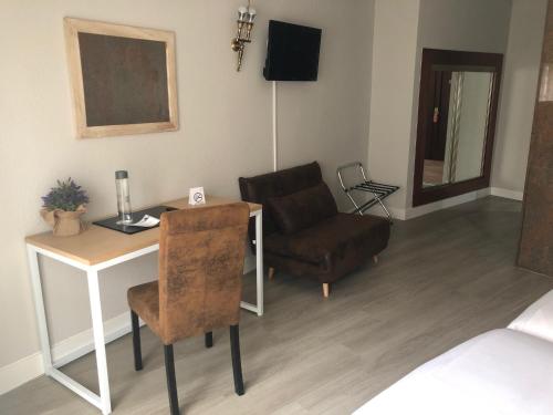 Habitación triple con balcón del hotel Marqués De Santillana. Foto 10