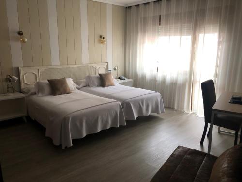 Habitación triple con balcón del hotel Marqués De Santillana. Foto 11