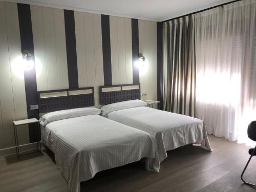 Habitación triple con balcón del hotel Marqués De Santillana. Foto 14