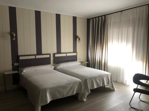 Habitación triple con balcón del hotel Marqués De Santillana. Foto 15