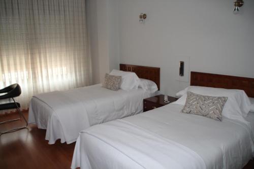 Habitación Triple Estándar del hotel Marqués De Santillana. Foto 1