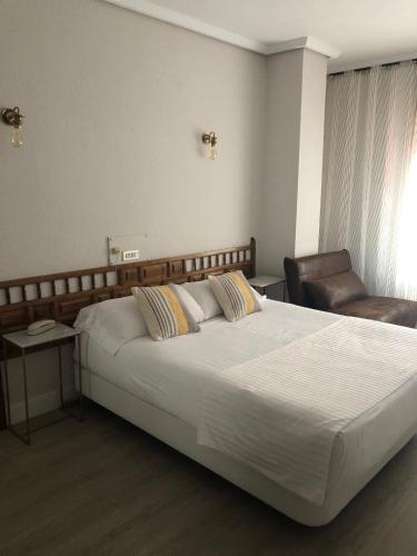 Habitación Triple Estándar del hotel Marqués De Santillana. Foto 3