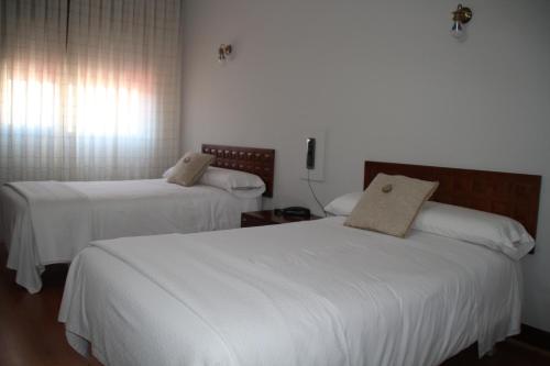Habitación Triple Estándar del hotel Marqués De Santillana. Foto 4