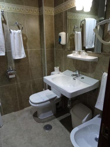 Habitación Triple Estándar del hotel Marqués De Santillana. Foto 5