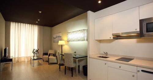 Suite Junior Triple del hotel Sercotel Boulevard Vitoria. Foto 1
