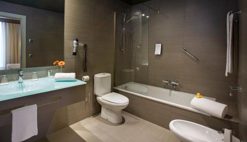 Suite Junior Triple del hotel Sercotel Boulevard Vitoria. Foto 2