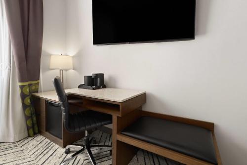 Habitación Adaptada para personas con discapacidad auditiva y movilidad reducida con ducha accesible en silla de ruedas - 1 cama extragrande - No fumadores del hotel Super 8 by Wyndham Bronx Near Stadium. Foto 4