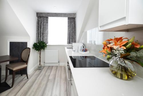 Estudio con 1 cama doble, 1 cama individual y zona de cocina - No fumadores del hotel Best Western Chiswick Palace and Suites. Foto 1