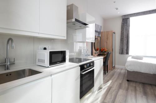 Estudio con 1 cama doble, 1 cama individual y zona de cocina - No fumadores del hotel Best Western Chiswick Palace and Suites. Foto 4