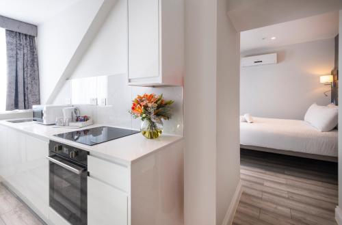 Estudio con 1 cama doble, 1 cama individual y zona de cocina - No fumadores del hotel Best Western Chiswick Palace and Suites. Foto 5
