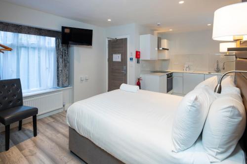 Estudio con 1 cama doble, 1 cama individual y zona de cocina - No fumadores del hotel Best Western Chiswick Palace and Suites. Foto 10
