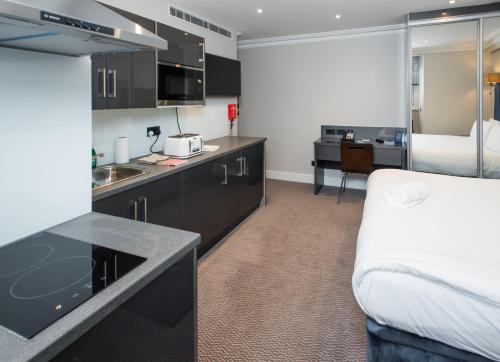 Estudio con cama extragrande del hotel Best Western Chiswick Palace and Suites. Foto 6