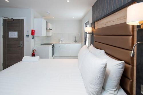 Estudio con cama extragrande del hotel Best Western Chiswick Palace and Suites. Foto 12
