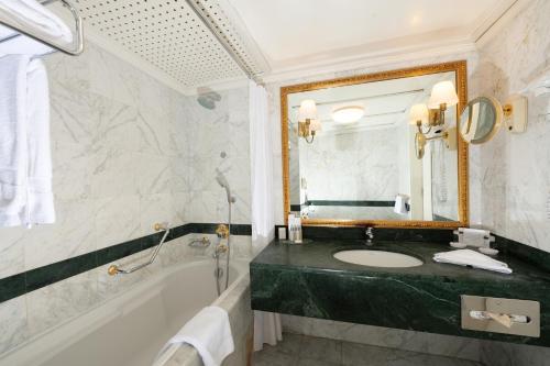 Habitación Doble Deluxe del hotel Grand Hotel Bucharest. Foto 1