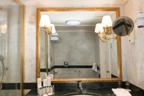 Habitación Doble Deluxe del hotel Grand Hotel Bucharest. Foto 4