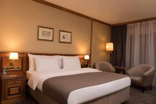Habitación Superior con cama extragrande del hotel Grand Hotel Bucharest. Foto 3