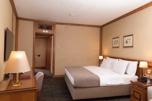 Habitación Superior con cama extragrande del hotel Grand Hotel Bucharest. Foto 5