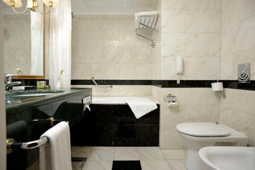 Habitación Premium con cama extragrande del hotel Grand Hotel Bucharest