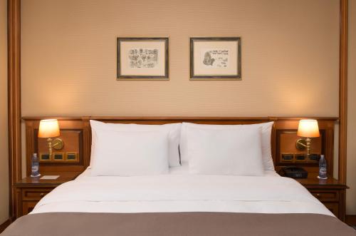 Habitación Premium con cama extragrande del hotel Grand Hotel Bucharest. Foto 7