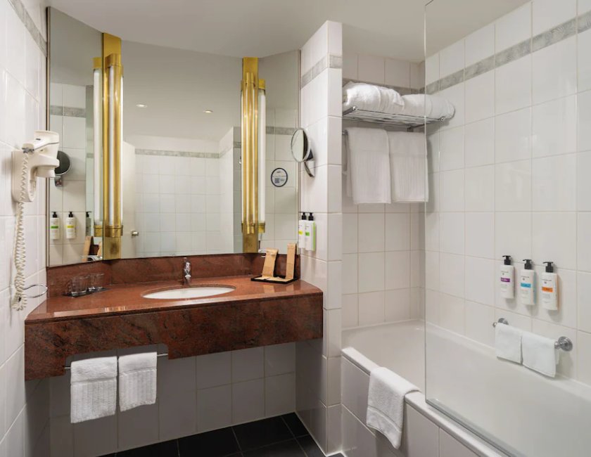 Habitación superior con 2 camas individuales del hotel Pullman Bucharest World Trade Center. Foto 9