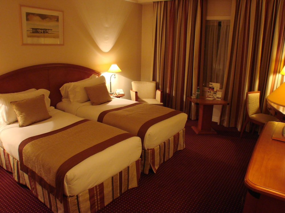 Habitación superior con 2 camas individuales del hotel Pullman Bucharest World Trade Center. Foto 1