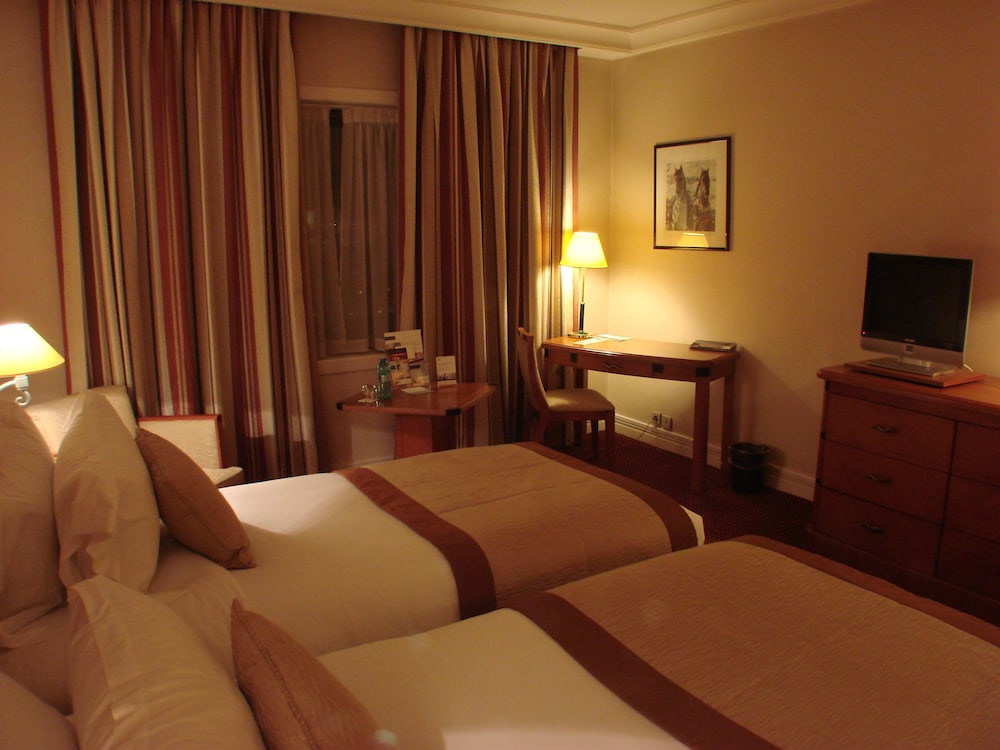 Habitación superior con 2 camas individuales del hotel Pullman Bucharest World Trade Center. Foto 2