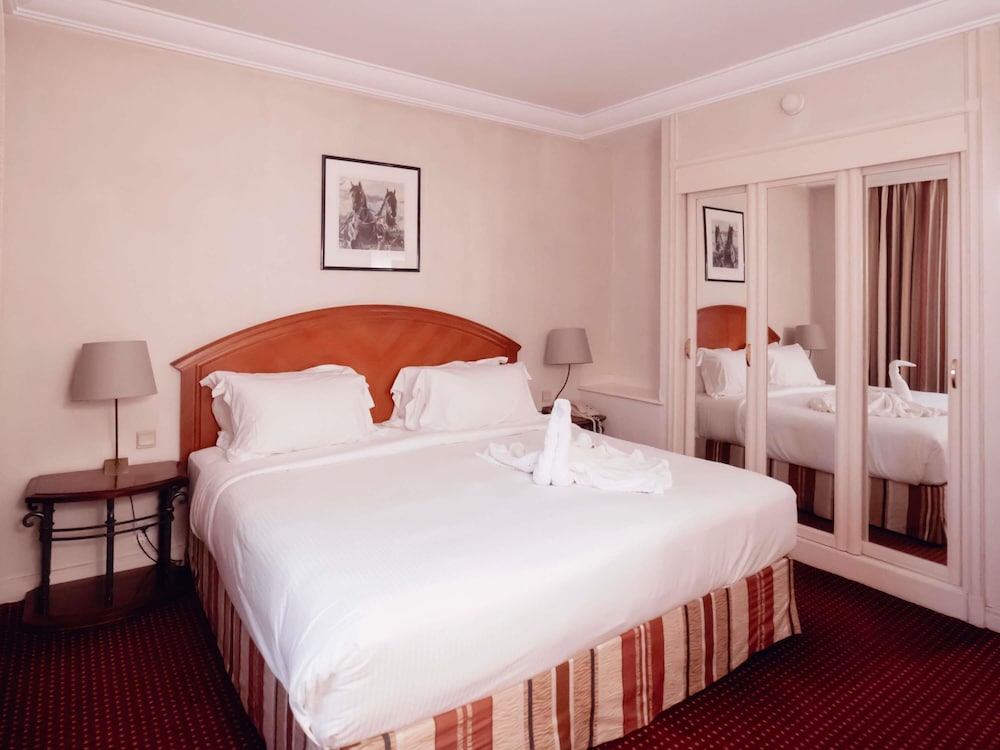 Habitación Deluxe con 1 cama doble del hotel Pullman Bucharest World Trade Center