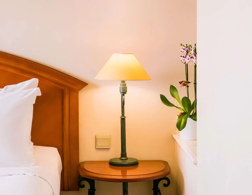 Suite superior con 1 cama doble del hotel Pullman Bucharest World Trade Center. Foto 14