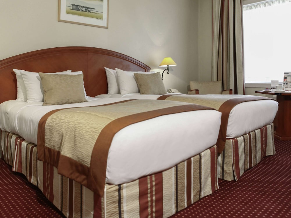 Suite superior con 1 cama doble del hotel Pullman Bucharest World Trade Center. Foto 2