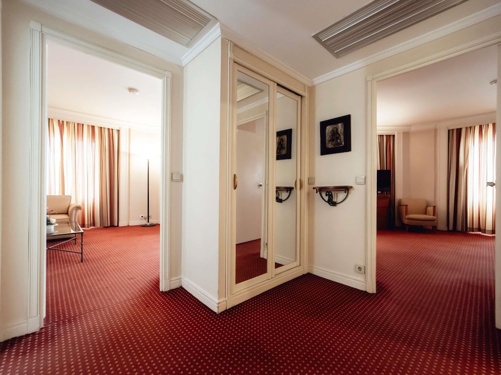 Suite superior con 1 cama doble del hotel Pullman Bucharest World Trade Center. Foto 6