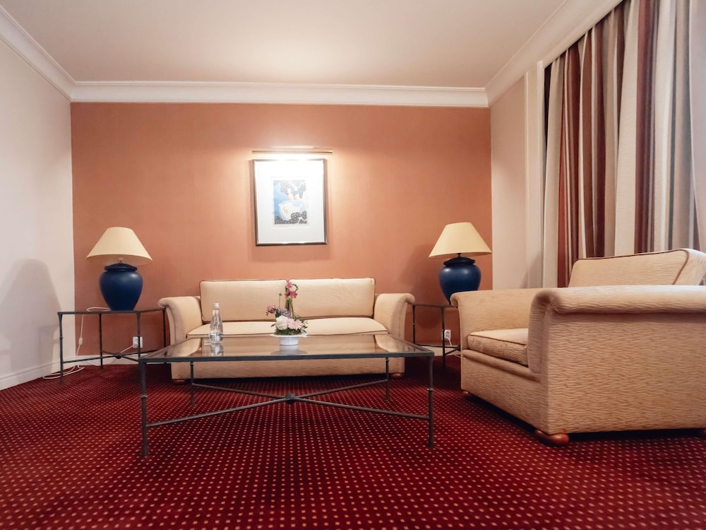 Suite superior con 1 cama doble del hotel Pullman Bucharest World Trade Center. Foto 9
