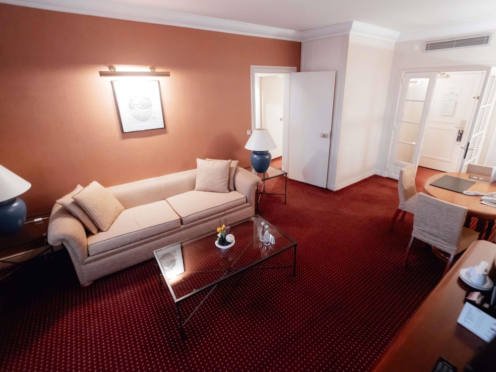 Suite superior con 1 cama doble del hotel Pullman Bucharest World Trade Center. Foto 12