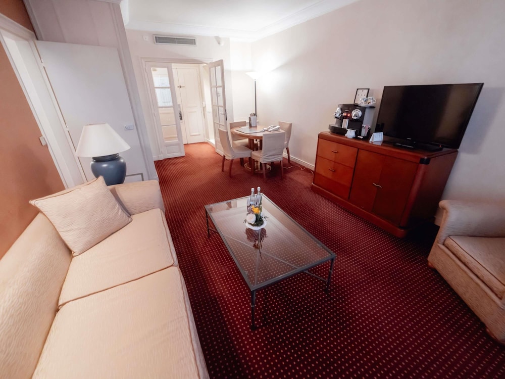 Suite superior con 1 cama doble del hotel Pullman Bucharest World Trade Center. Foto 14