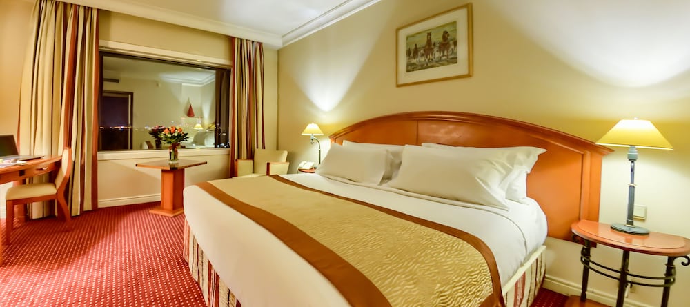 Suite Ejecutiva con 1 cama doble del hotel Pullman Bucharest World Trade Center. Foto 3