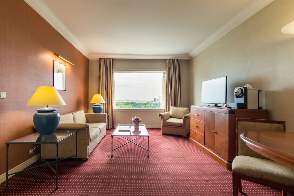 Suite Ejecutiva con 1 cama doble del hotel Pullman Bucharest World Trade Center. Foto 4
