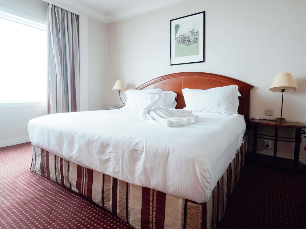 Suite Ejecutiva con 1 cama doble del hotel Pullman Bucharest World Trade Center. Foto 5