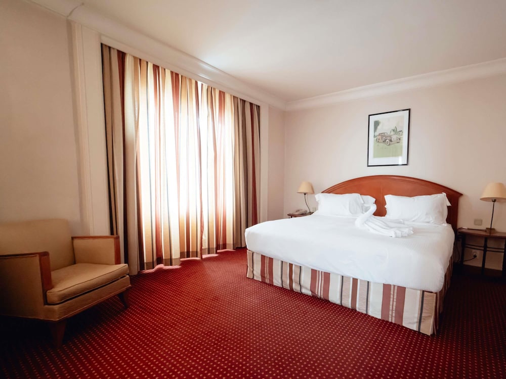 Suite Ejecutiva con 1 cama doble del hotel Pullman Bucharest World Trade Center. Foto 10
