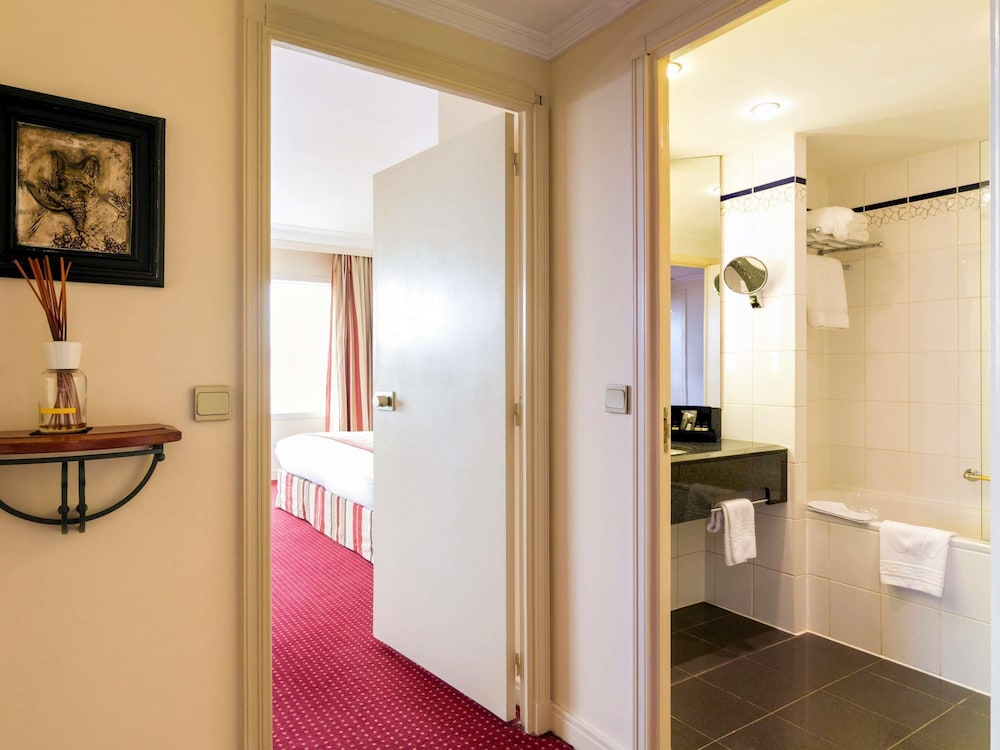 Suite Ejecutiva con 1 cama doble del hotel Pullman Bucharest World Trade Center. Foto 14