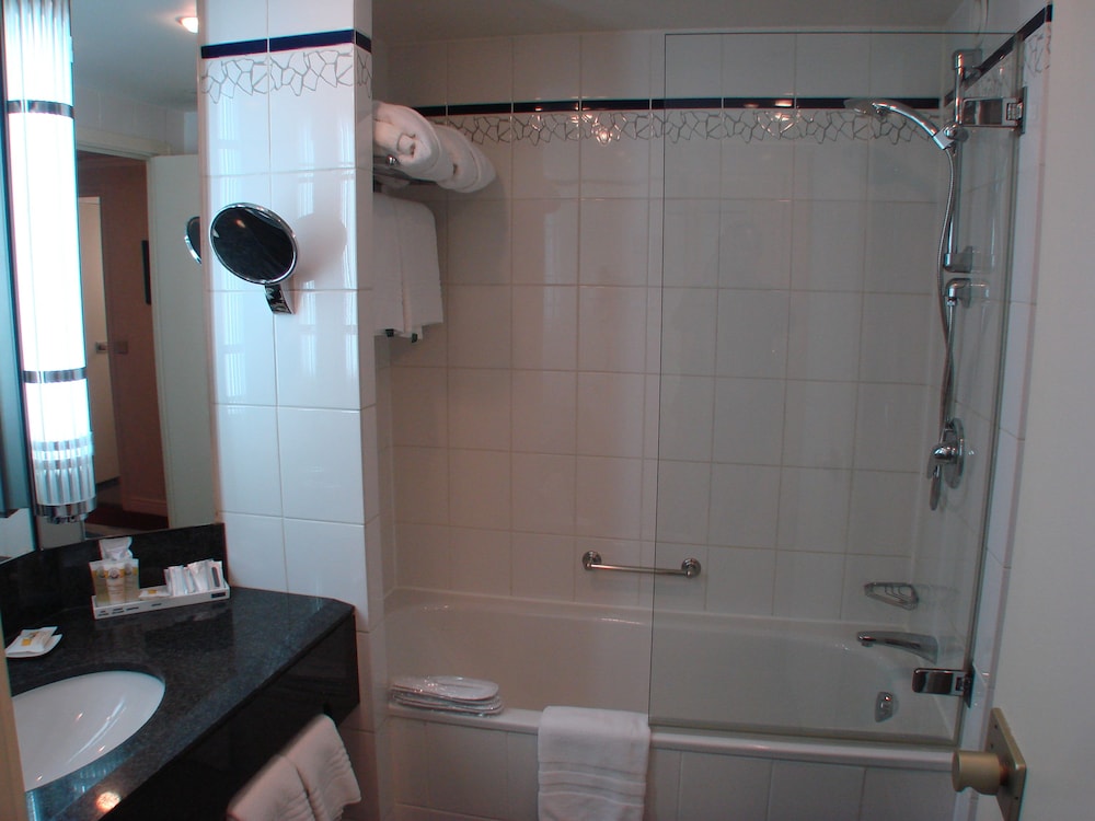 Suite Ejecutiva con 1 cama doble del hotel Pullman Bucharest World Trade Center. Foto 16