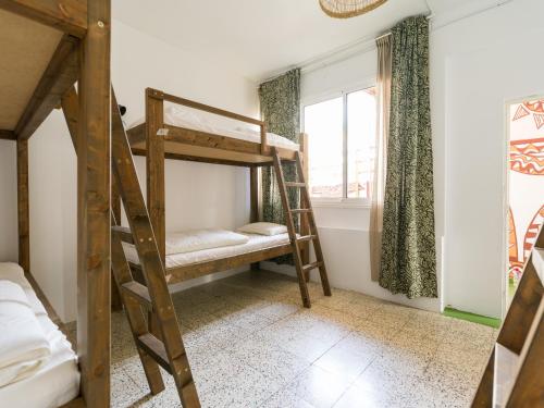 Cama en habitación compartida mixta de 10 camas del hotel Jungle House. Foto 4