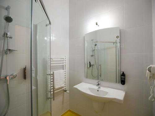 Habitación Doble Estándar - 2 camas del hotel ibis Styles Dunarea Galati. Foto 13