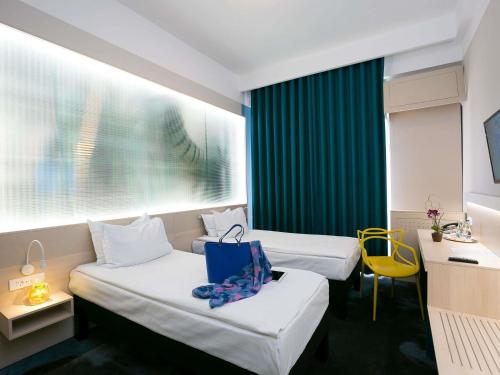 Habitación Doble Estándar - 2 camas del hotel ibis Styles Dunarea Galati. Foto 16
