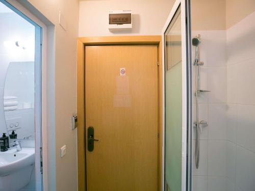 Habitación Doble Estándar - 2 camas del hotel ibis Styles Dunarea Galati. Foto 3