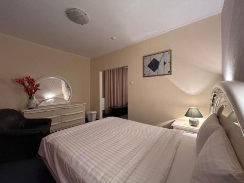 Suite con 1 cama doble del hotel ibis Styles Dunarea Galati. Foto 9