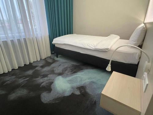 Habitación Estándar con 3 camas individuales del hotel ibis Styles Dunarea Galati. Foto 1