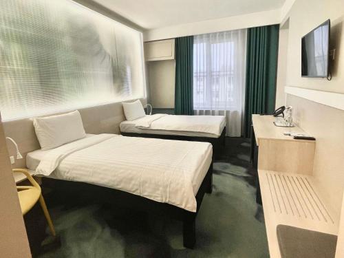 Habitación Estándar con 3 camas individuales del hotel ibis Styles Dunarea Galati. Foto 2