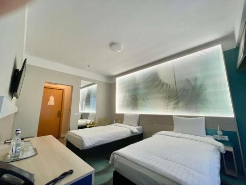 Habitación Estándar con 3 camas individuales del hotel ibis Styles Dunarea Galati. Foto 3
