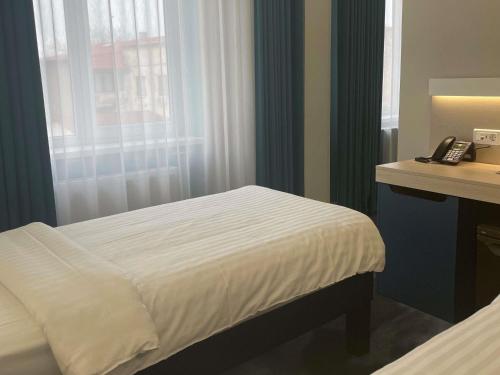 Habitación Estándar con 3 camas individuales del hotel ibis Styles Dunarea Galati. Foto 4