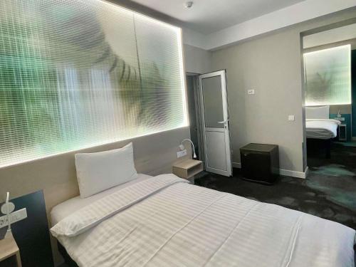 Habitación Estándar con 3 camas individuales del hotel ibis Styles Dunarea Galati. Foto 5